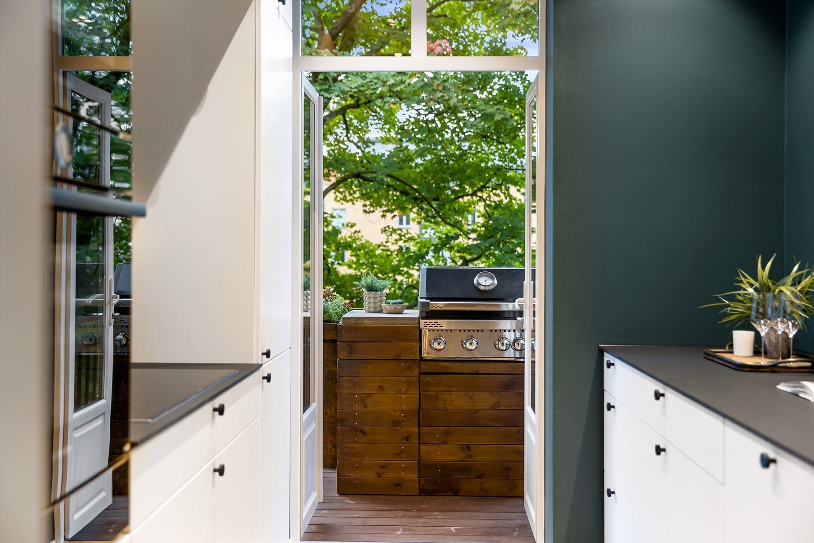 Det er utgang fra kjøkkenet til en herlig, vestvendt balkong Galleribilde