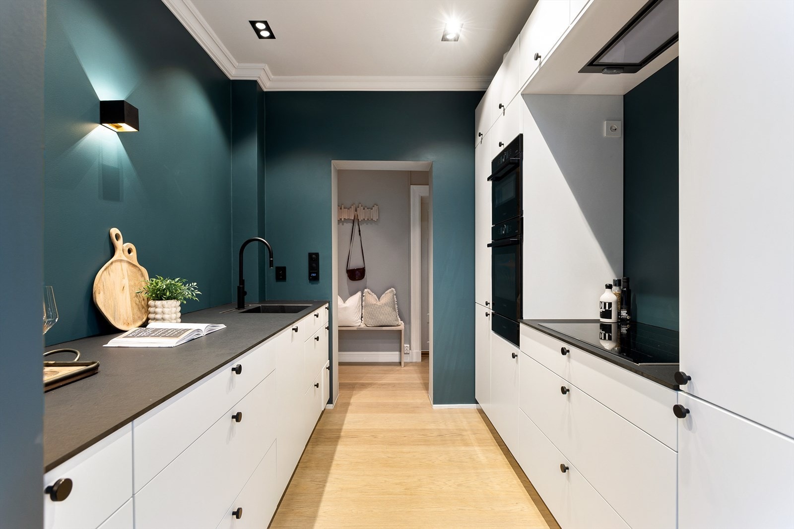 Innredningen var ny i 2020 med glatte hvite fronter og benkeplate i kompaktlaminat med underlimt kum Galleribilde