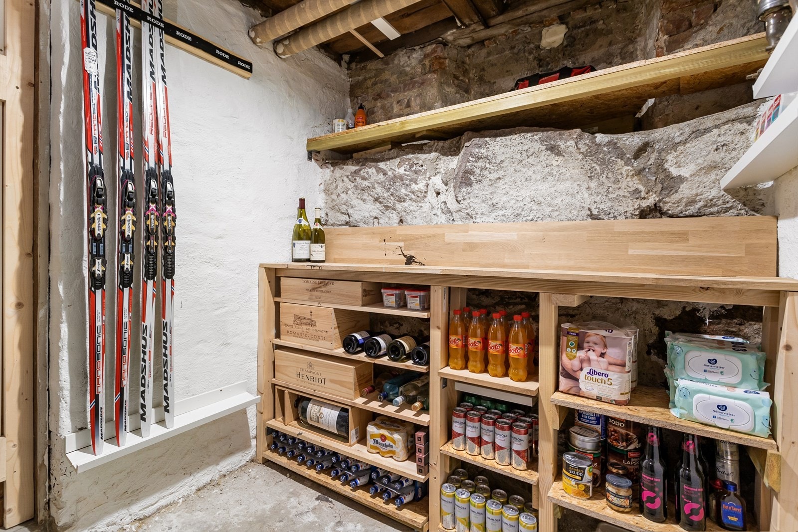 Boden er i dag innredet med ulike hylleløsninger. Galleribilde