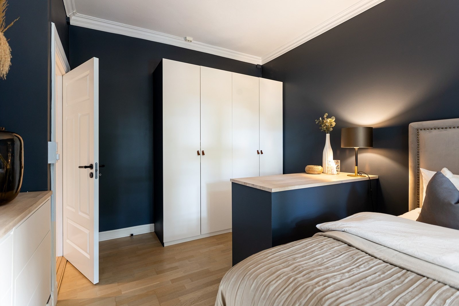 Begge soverommene er malt i moderne og stilsikre fargenyanser Galleribilde