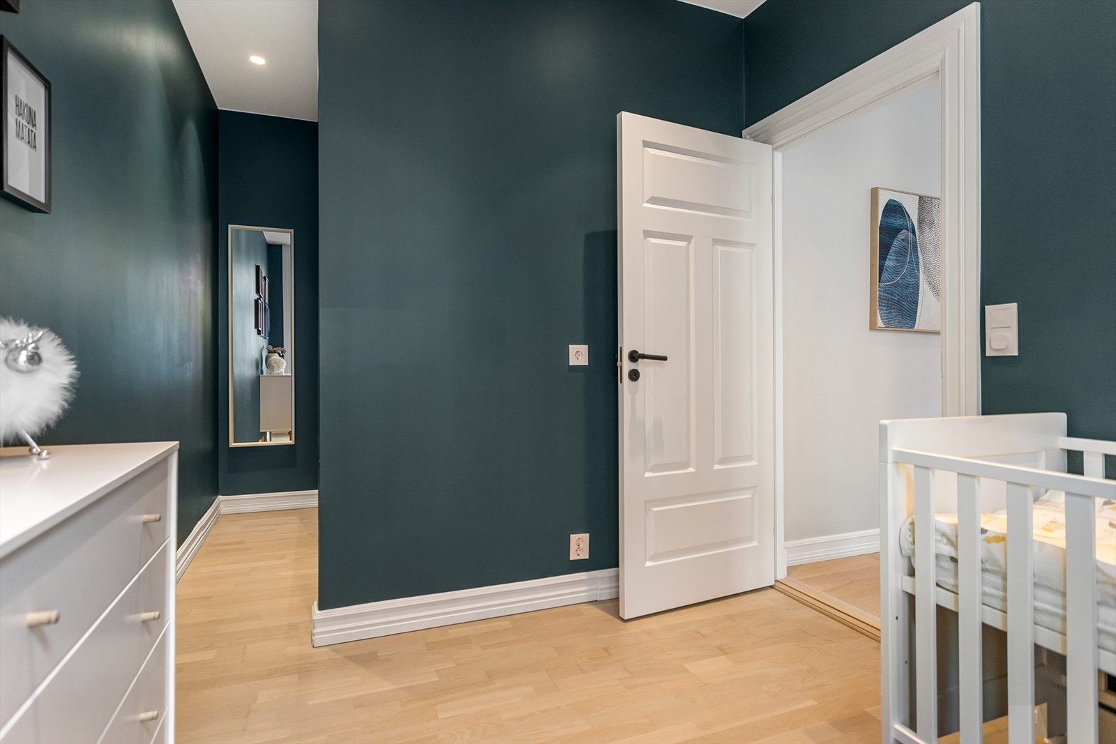 Rommet er malt i en fin grønnfarge som passer godt med parketten. Galleribilde