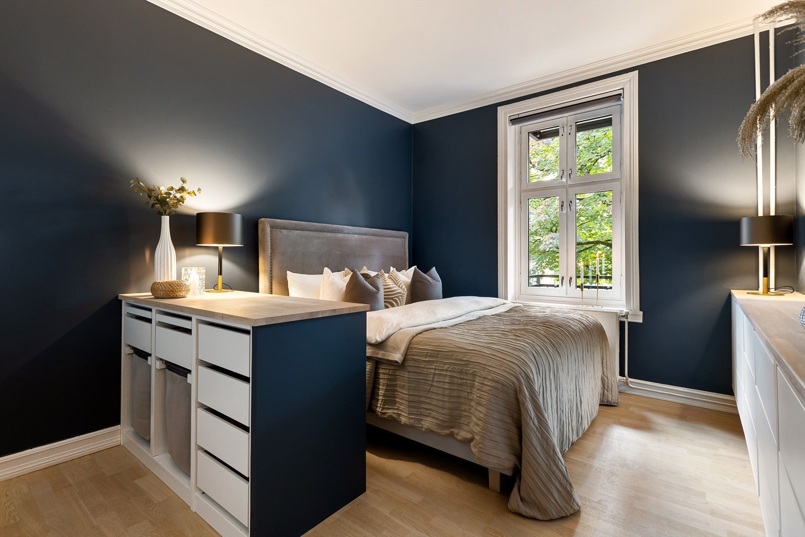 Leiligheten ligger i høy 2. etg, og inneholder entré, kjøkken, stue, bad og to soverom. Galleribilde