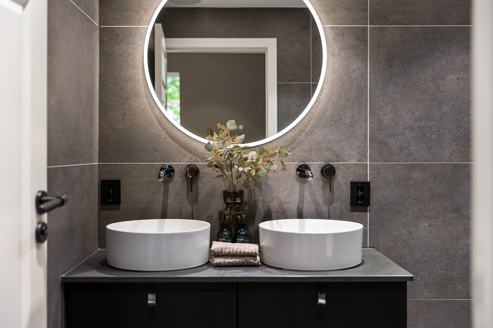 Badet har moderne og stilsikker innredning fra Kvik Galleribilde