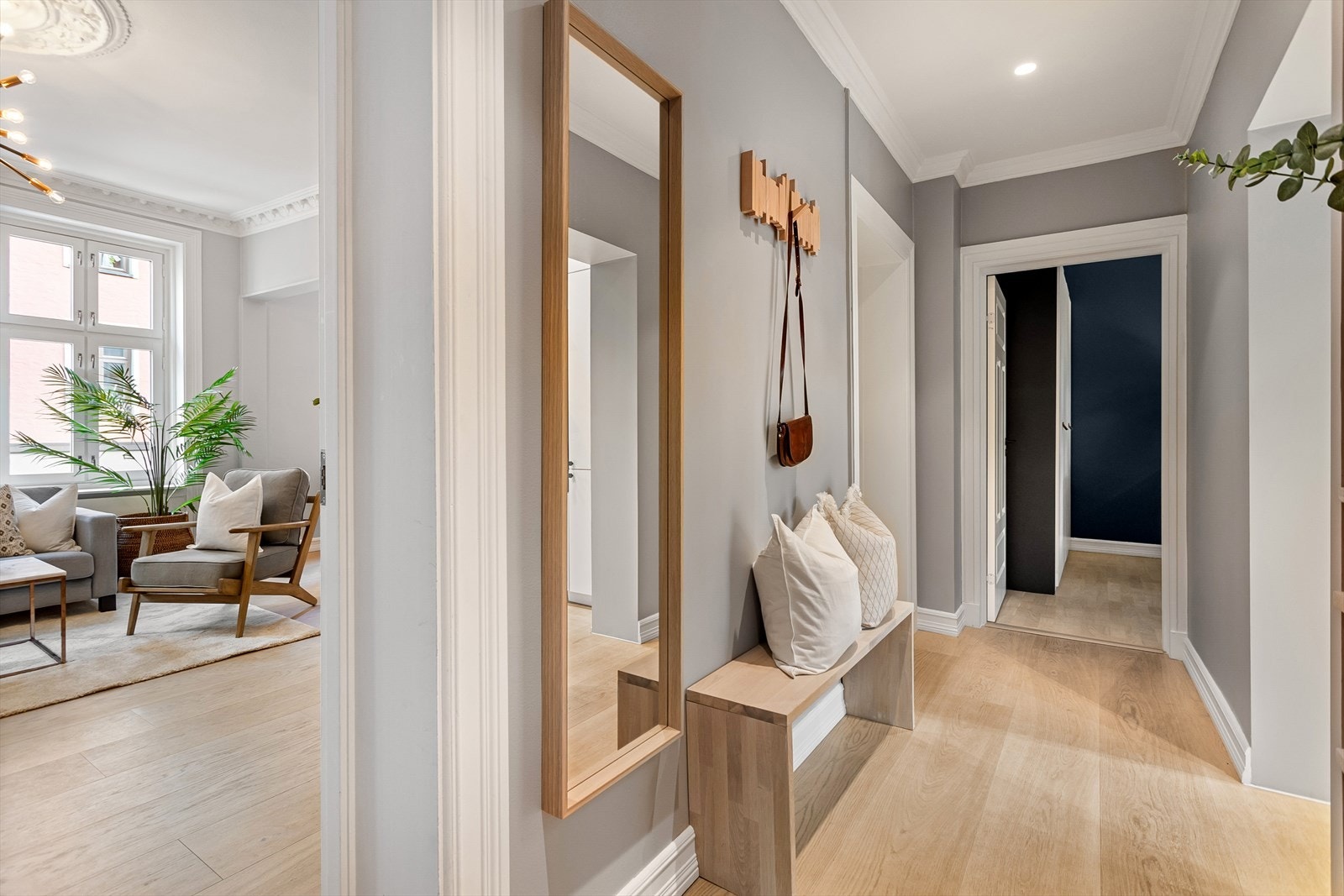 Fra gangen har man enkel tilknytning til leilighetens øvrige rom. Galleribilde