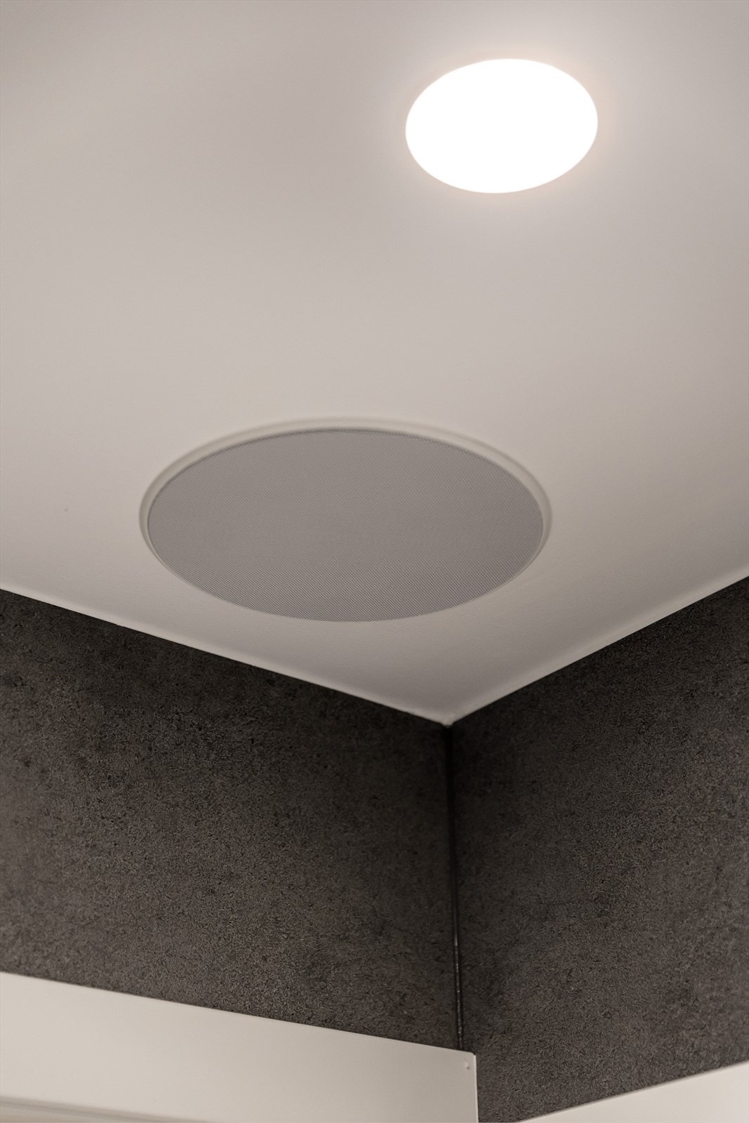 Nedsenket himling med innfelte downlights samt to integrerte høytalere fra Sonos. Galleribilde