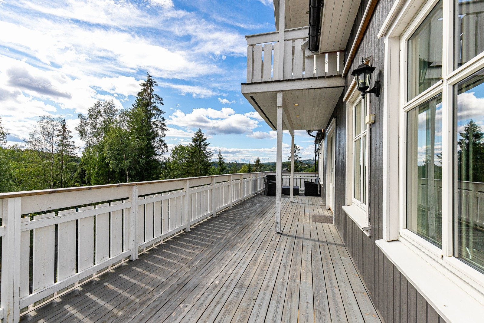 Fra stuen er det utgang til en romslig, delvis overbygget veranda, med nydelig utsikt over nærliggende naturområder. Galleribilde