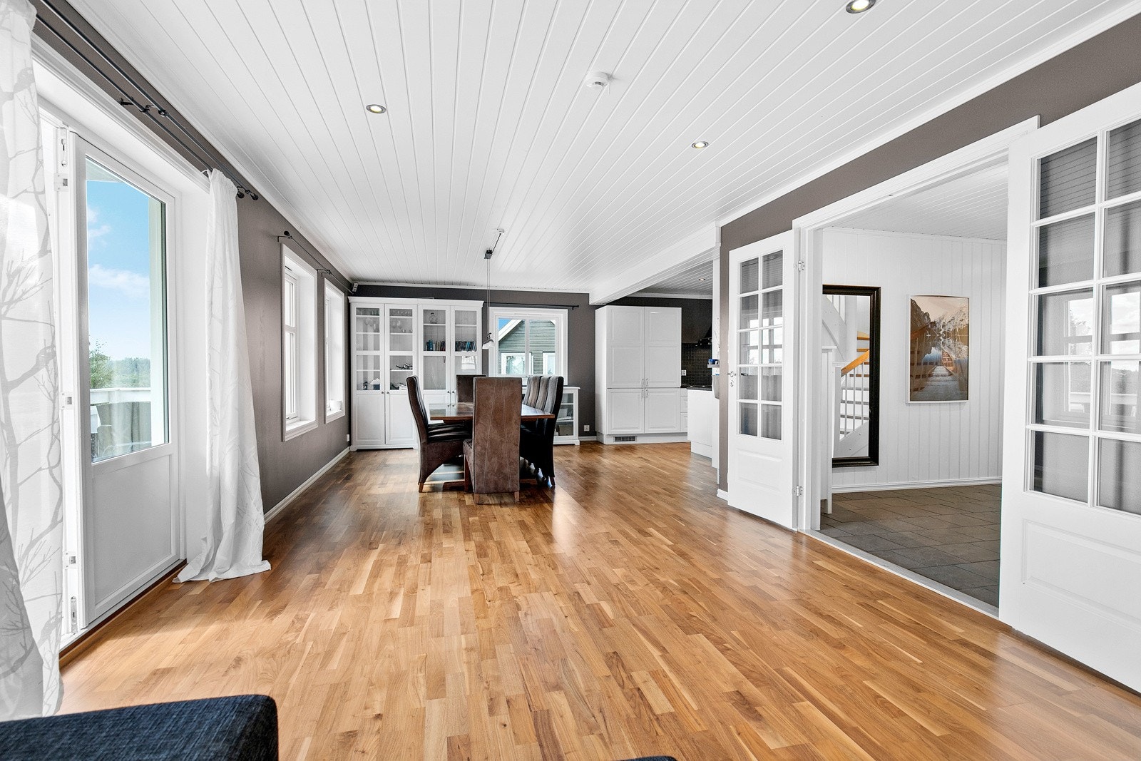 Det passer utmerket å innrede med spisebord utenfor kjøkkenet. Galleribilde