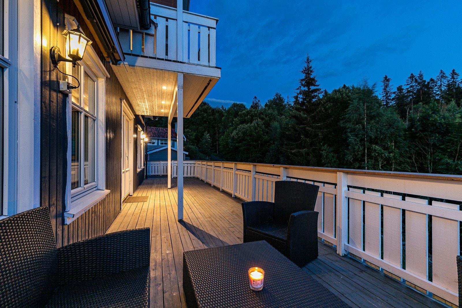 Deler av terrassen er overbygget. Galleribilde