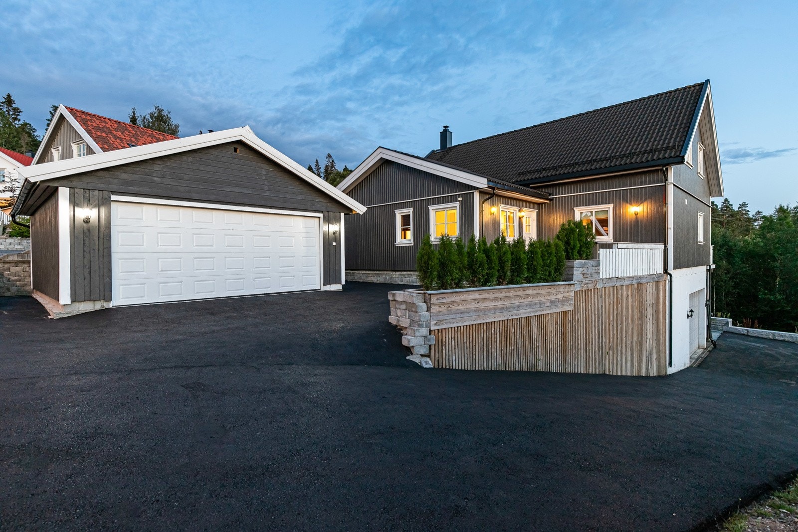 Det er parkering i en frittstående dobbelgarasje på ca. 36 kvm og i en stor, integrert garasje i kjelleren. Galleribilde