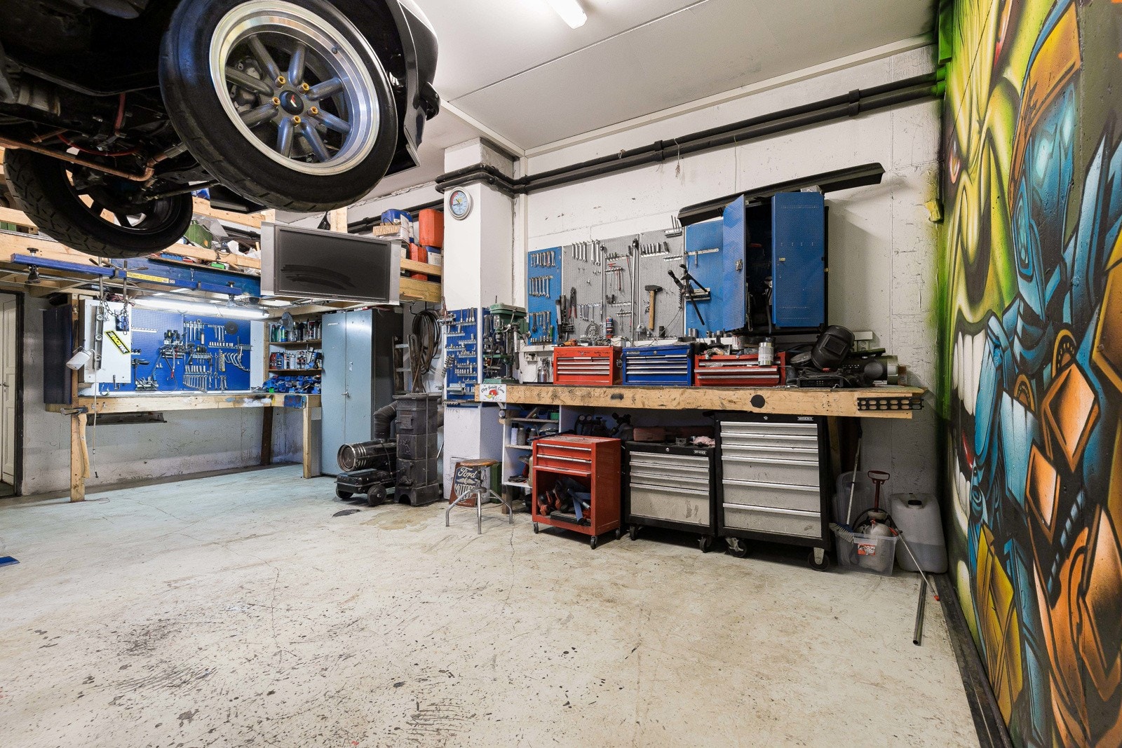 Verktøytavler og arbeidsbenker medfølger ikke i handelen. Galleribilde