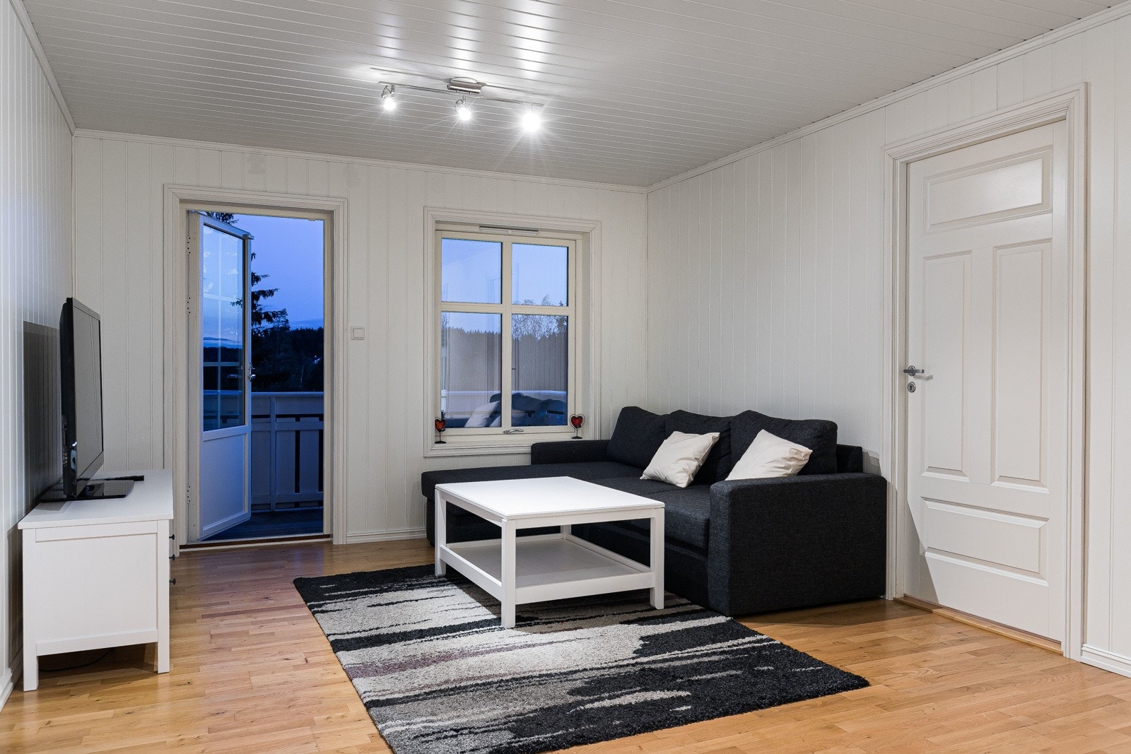 Stuen har dør ut til en solrik veranda med strålende utsikt. Galleribilde