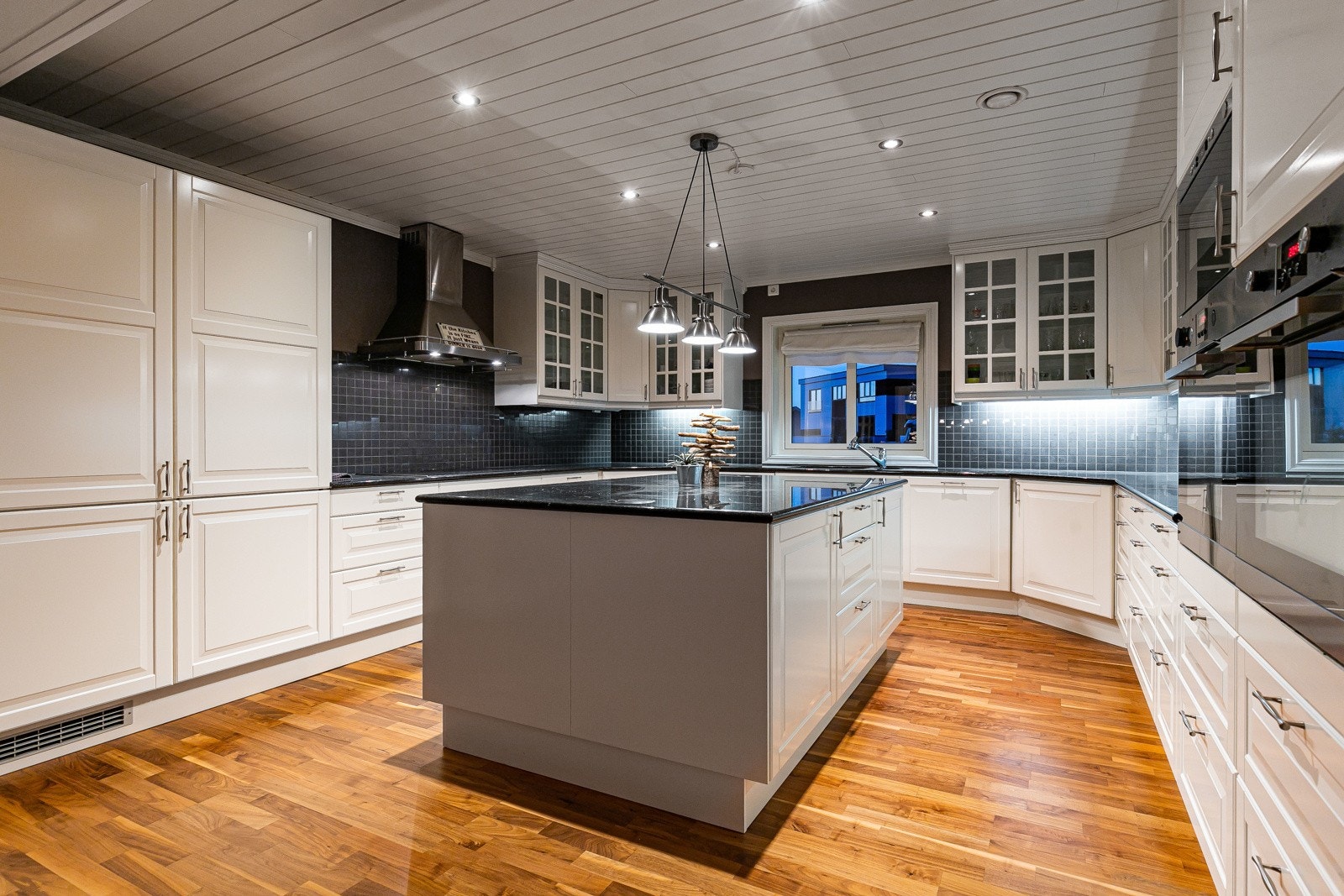 Det er mye skap- og benkeplass på kjøkkenet - her blir matlagingen en lek. Galleribilde