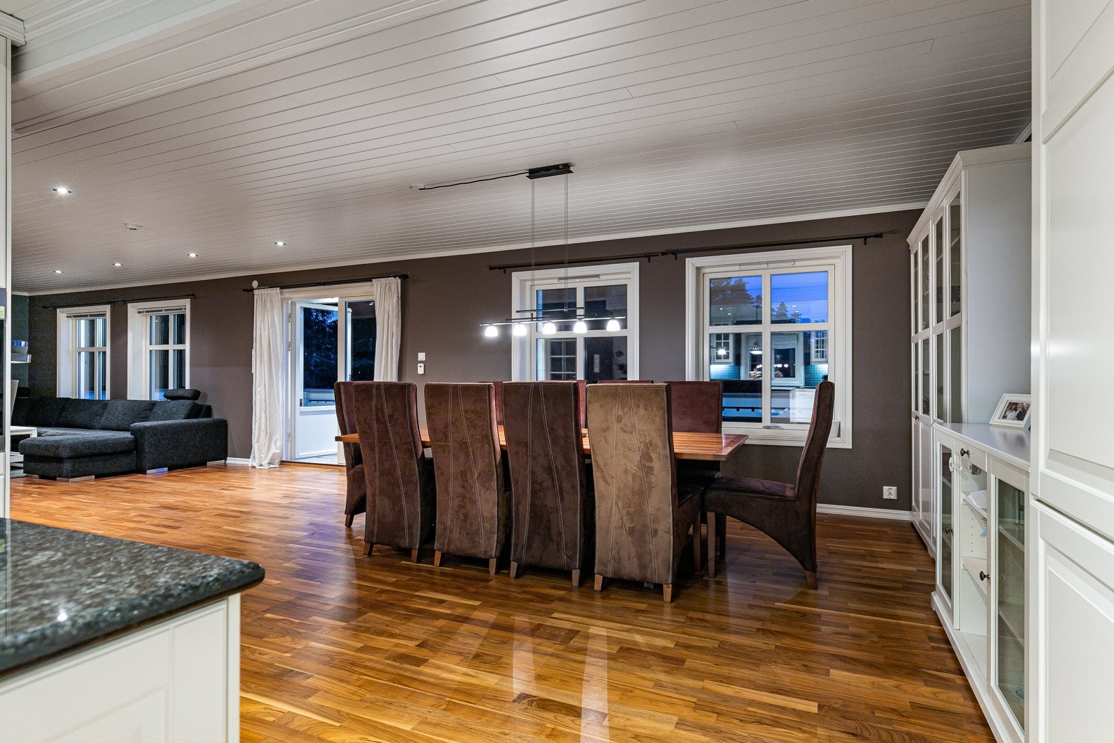 Åpen stue og kjøkkenløsning gjør kjøkkenet til en sosial sone. Galleribilde