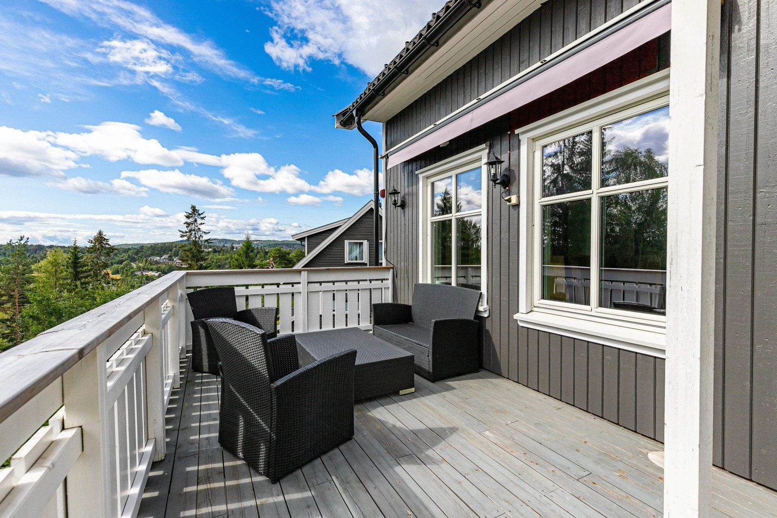 På den herlige verandaen er det utestikk, markise og downlights. Galleribilde