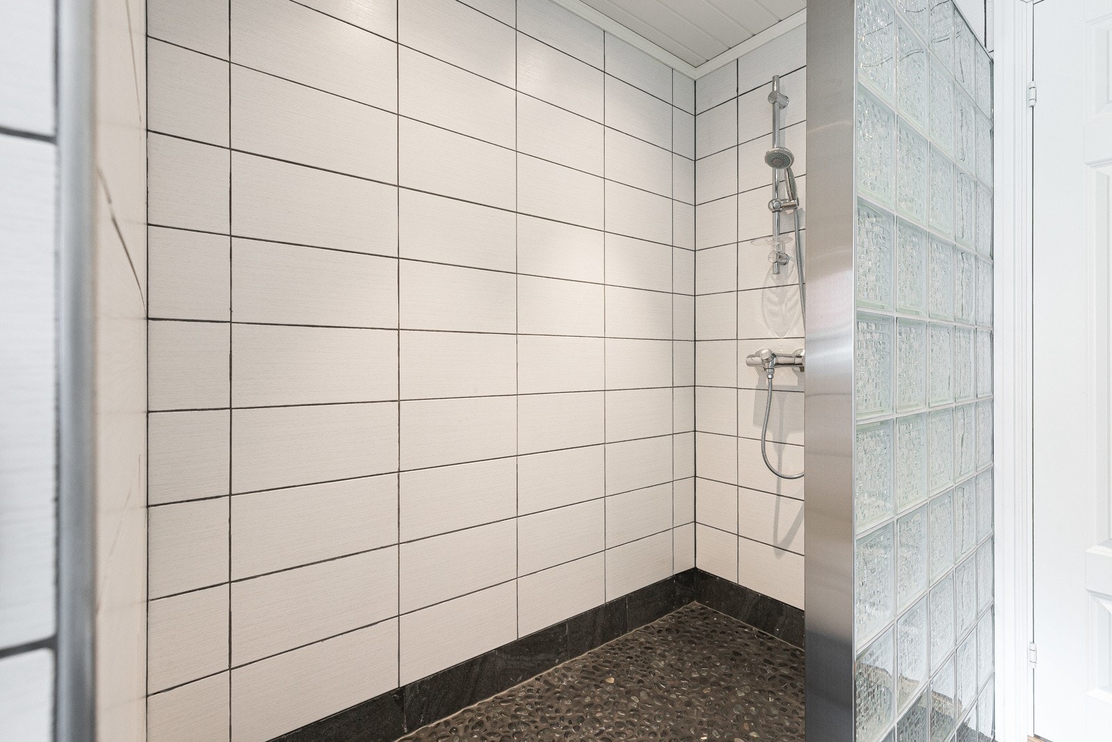 Dusjløsning og en romslig dusjnisje. Galleribilde
