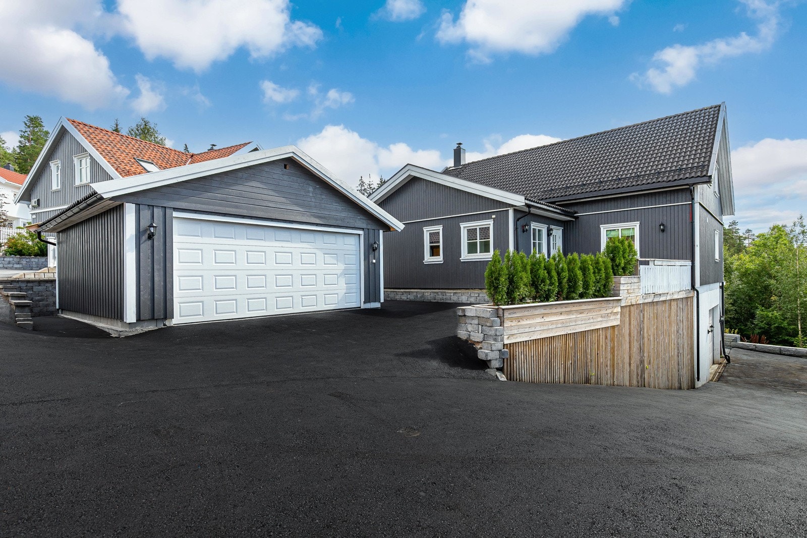 I tillegg er det gode muligheter for parkering i en innkjørsel og på en gårdsplass, som begge ble asfaltert i august 2021. Galleribilde