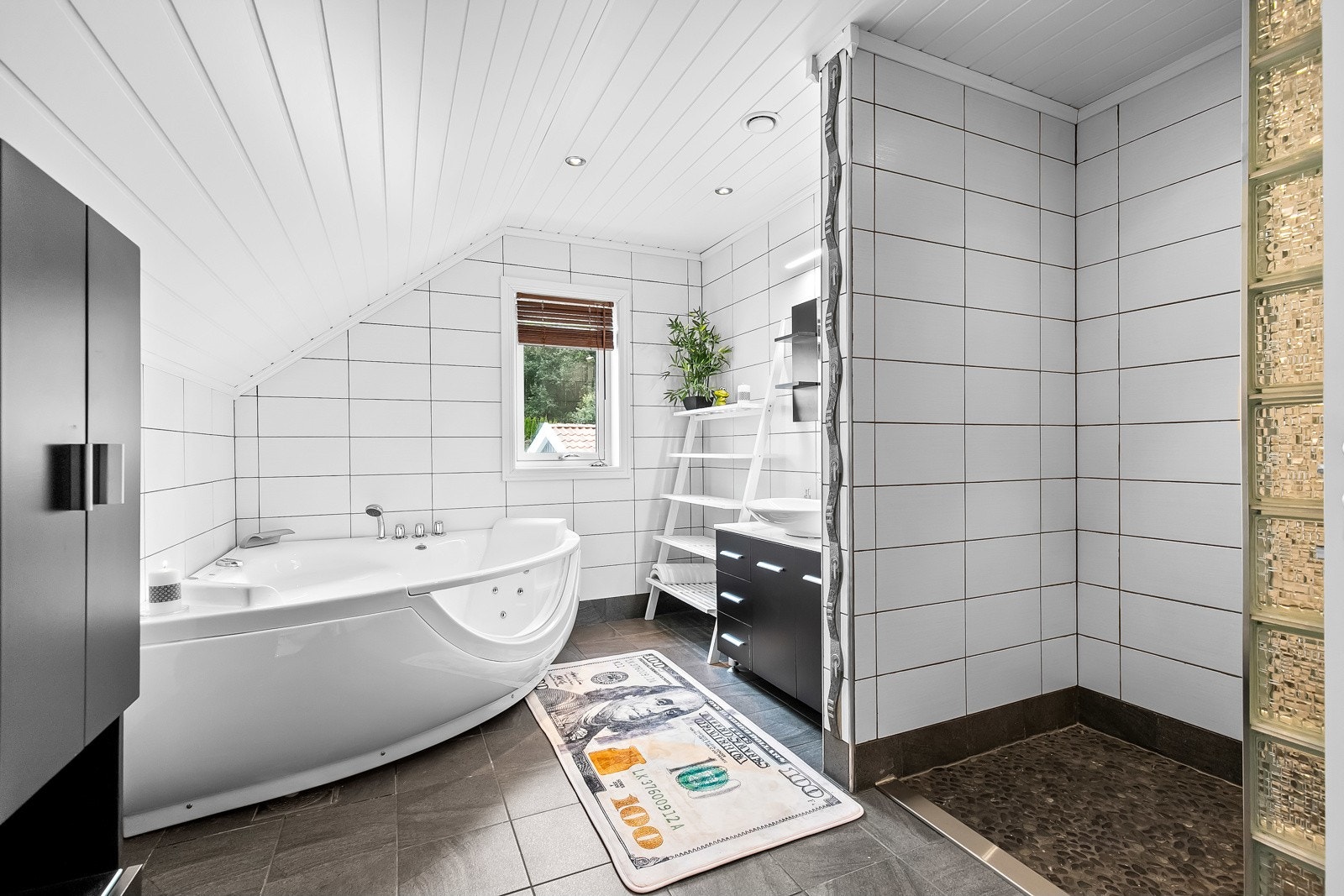 Badet oppe er delikat med grå gulvfliser og hvite veggfliser. Galleribilde