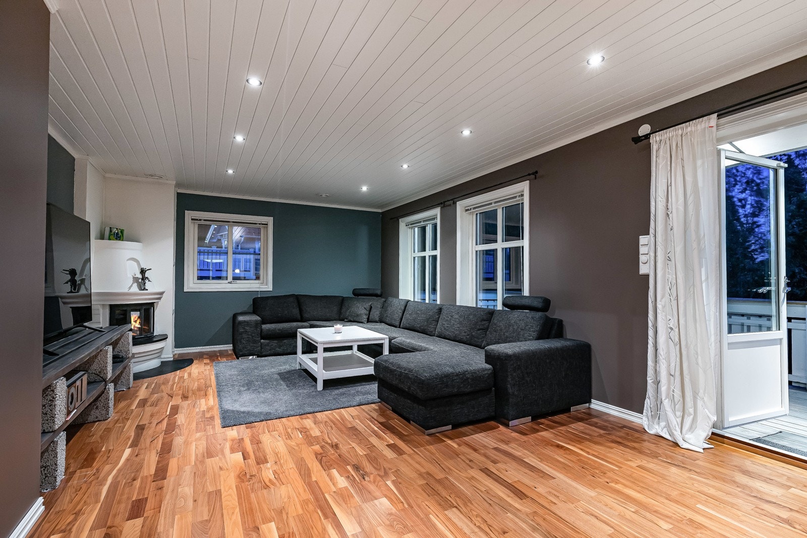 Stuen er meget pen og romslig, med gode vindusflater som slipper inn rikelig med dagslys. Galleribilde