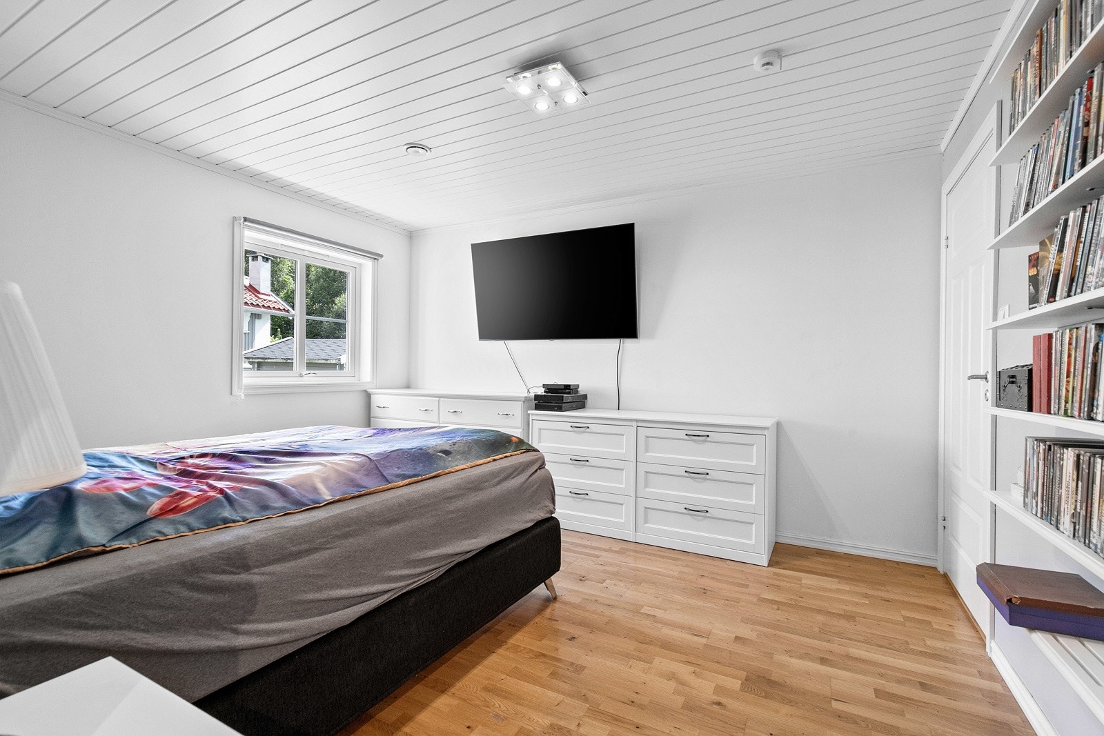 Hovedsoverommet nede har god plass til dobbeltseng, og her er det montert en hylleløsning. Galleribilde