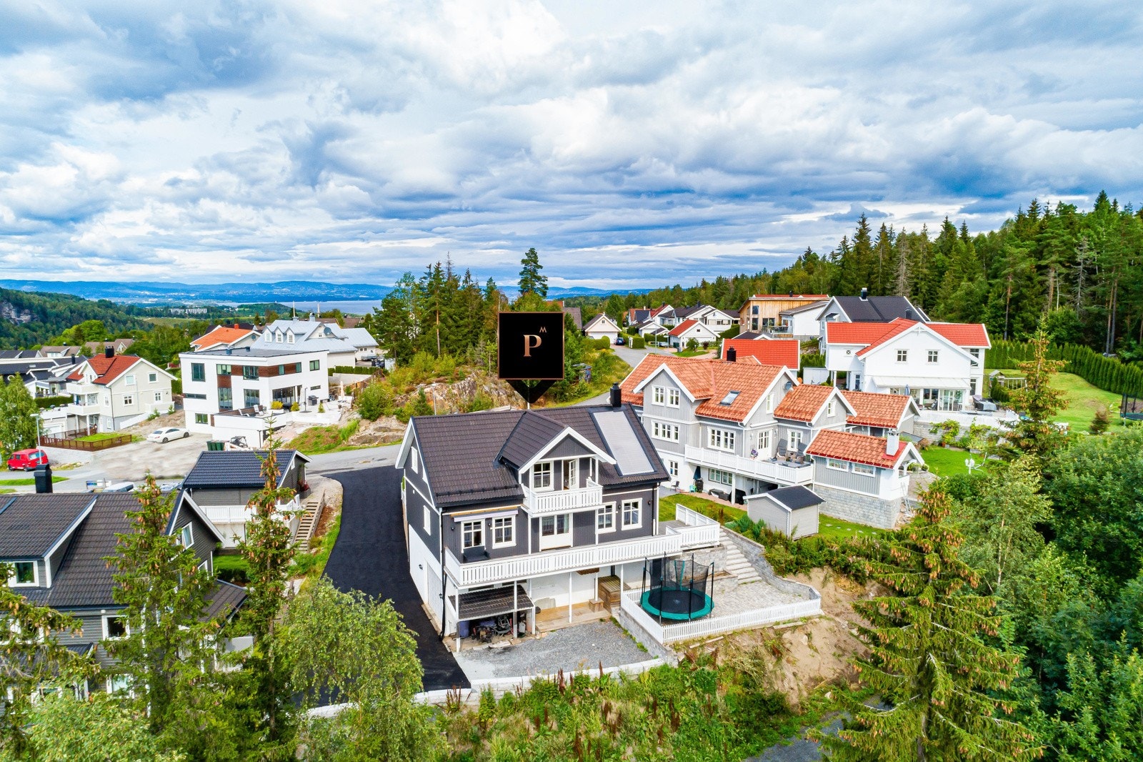 Eikestubben 27 er en innholdsrik og svært attraktiv enebolig over tre plan oppført i 2012. Galleribilde