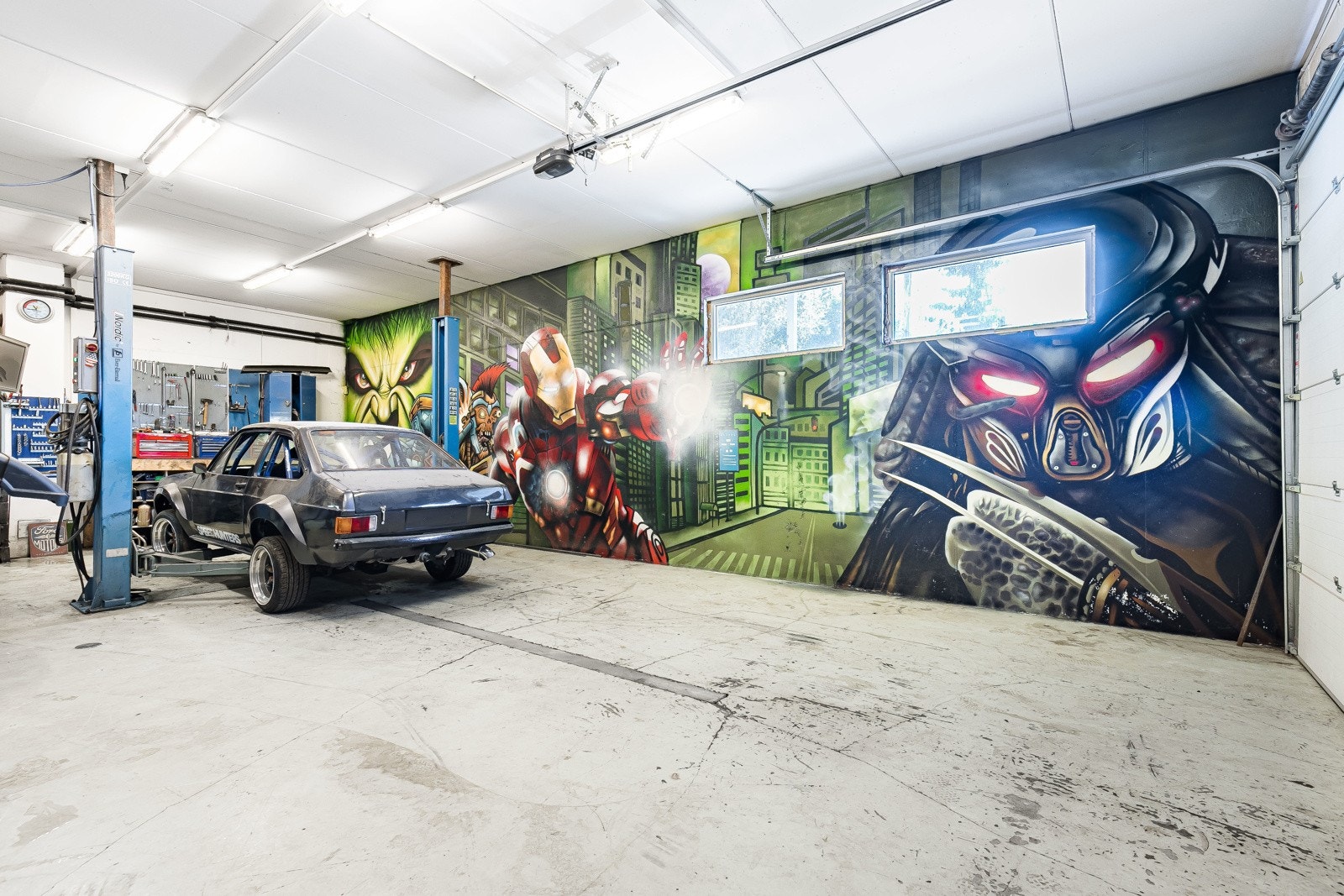 I garasjen er det stilig og fargerik grafittikunst med superhelter fra Marvel. Galleribilde