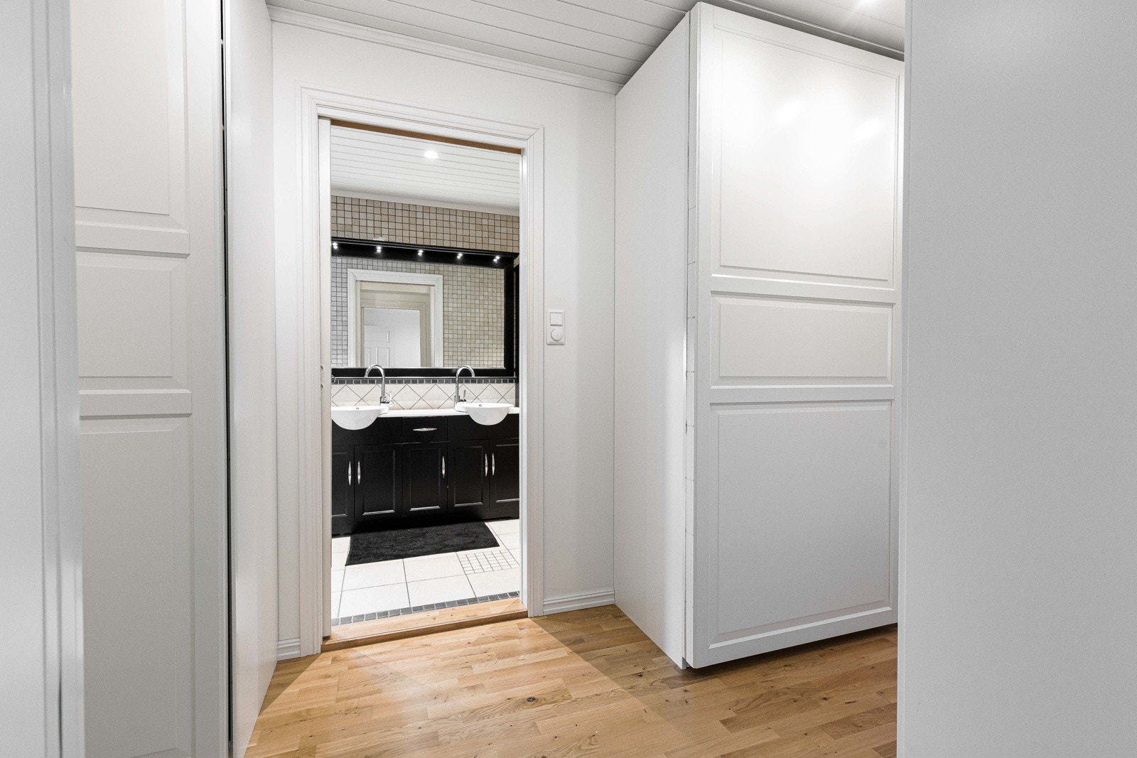 Tilliggende rommet er det et omkledningsrom med fire store garderobeskap, og herfra er det videre adkomst til badet. Galleribilde