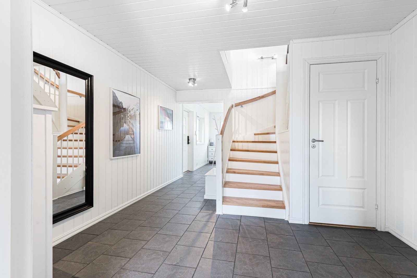 Det er gulvvarme og hvitmalt smartpanel på veggene. Galleribilde