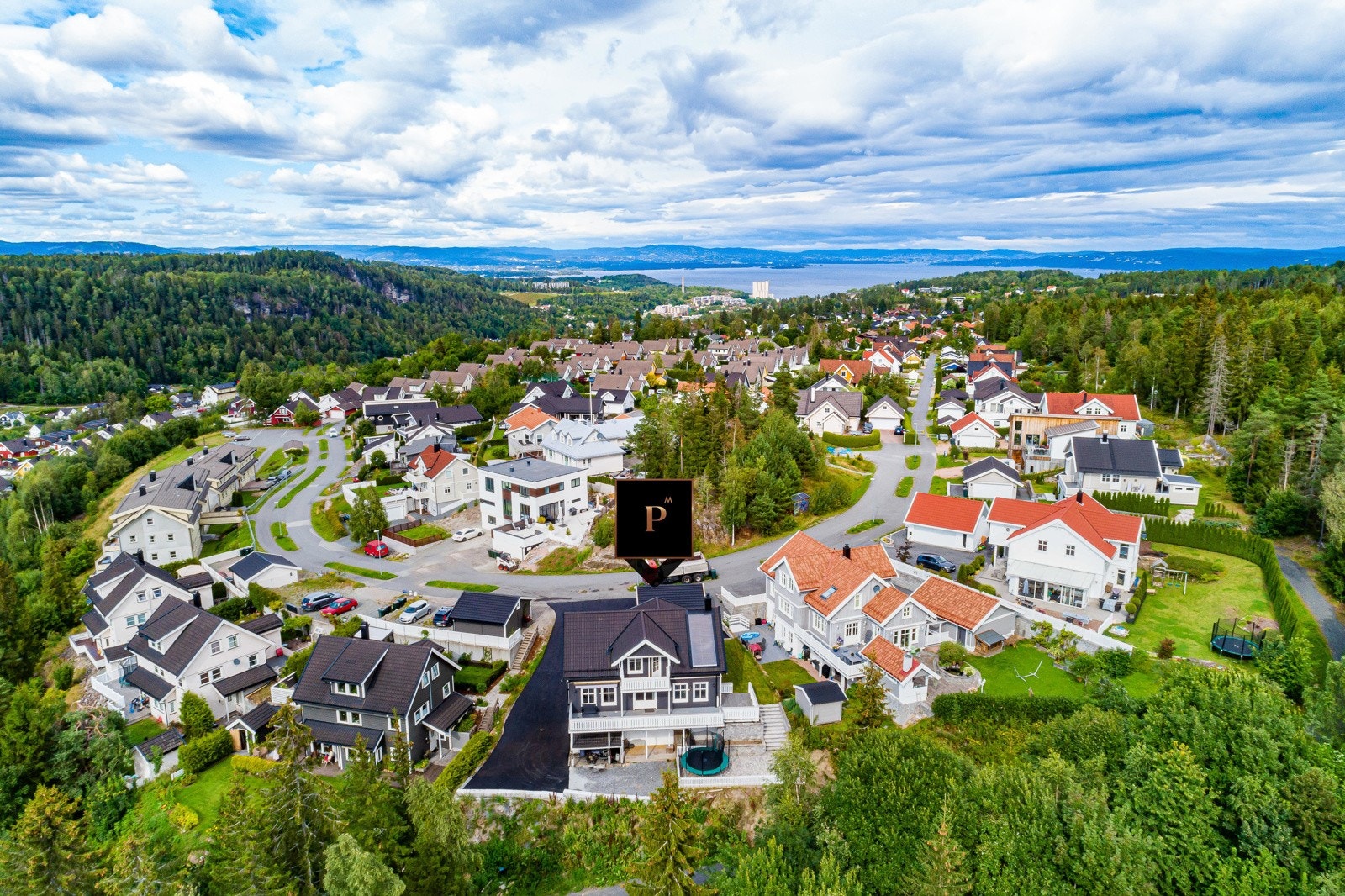 Her bor man i et barnevennlig område, rett ved skole, butikk og turmuligheter i marka. Galleribilde