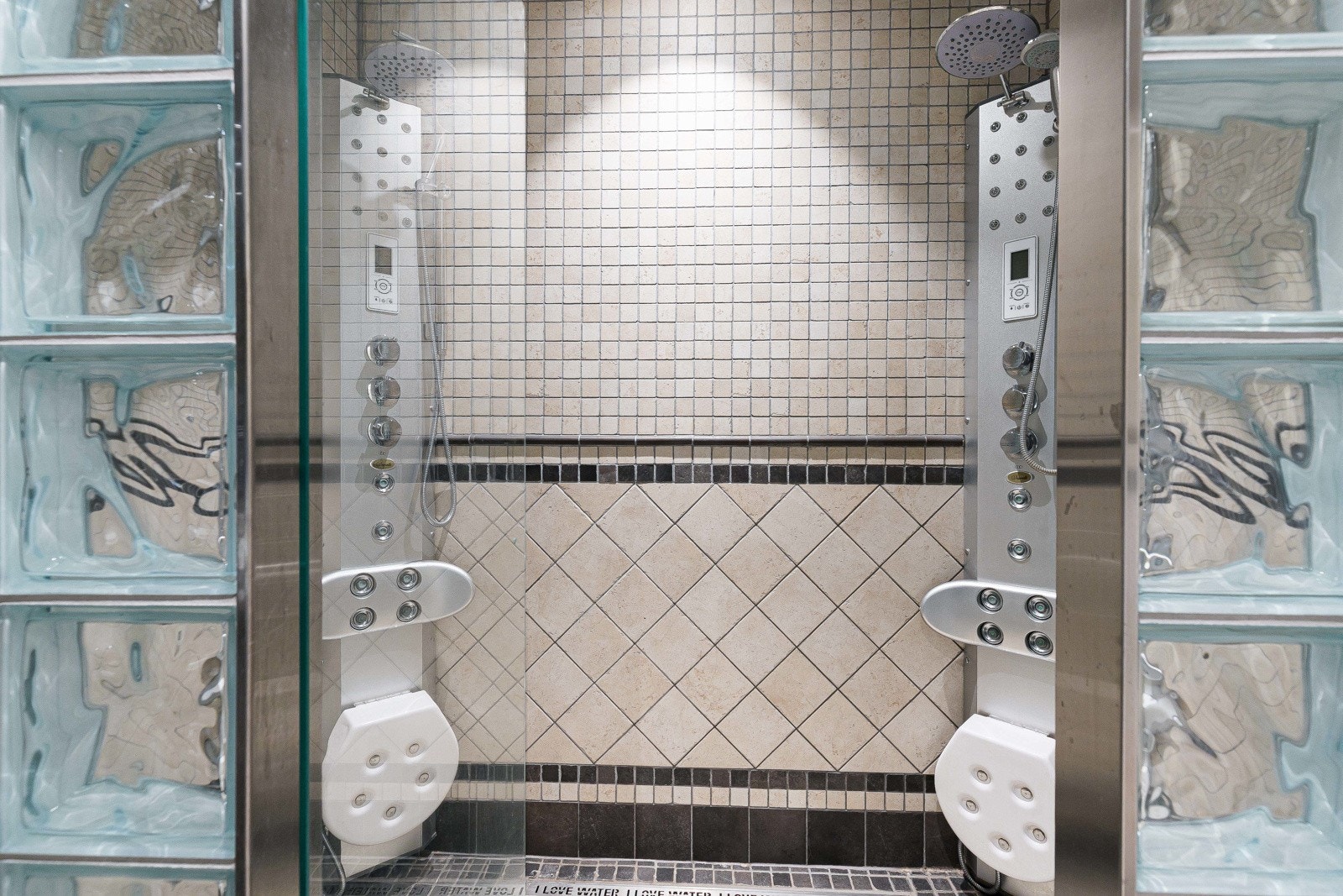 En romslig dusjnisje gir en deilig spafølelse, utstyrt med vegger i glassbyggerstein, svingbar glassdør og to regnfallsdusjer som har massasjefunksjon. Galleribilde