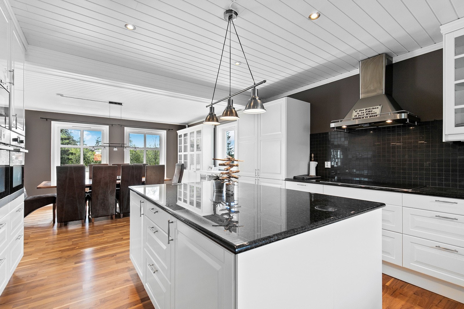 Et flott, velutstyrt kjøkken har åpen løsning mot stuen. Galleribilde