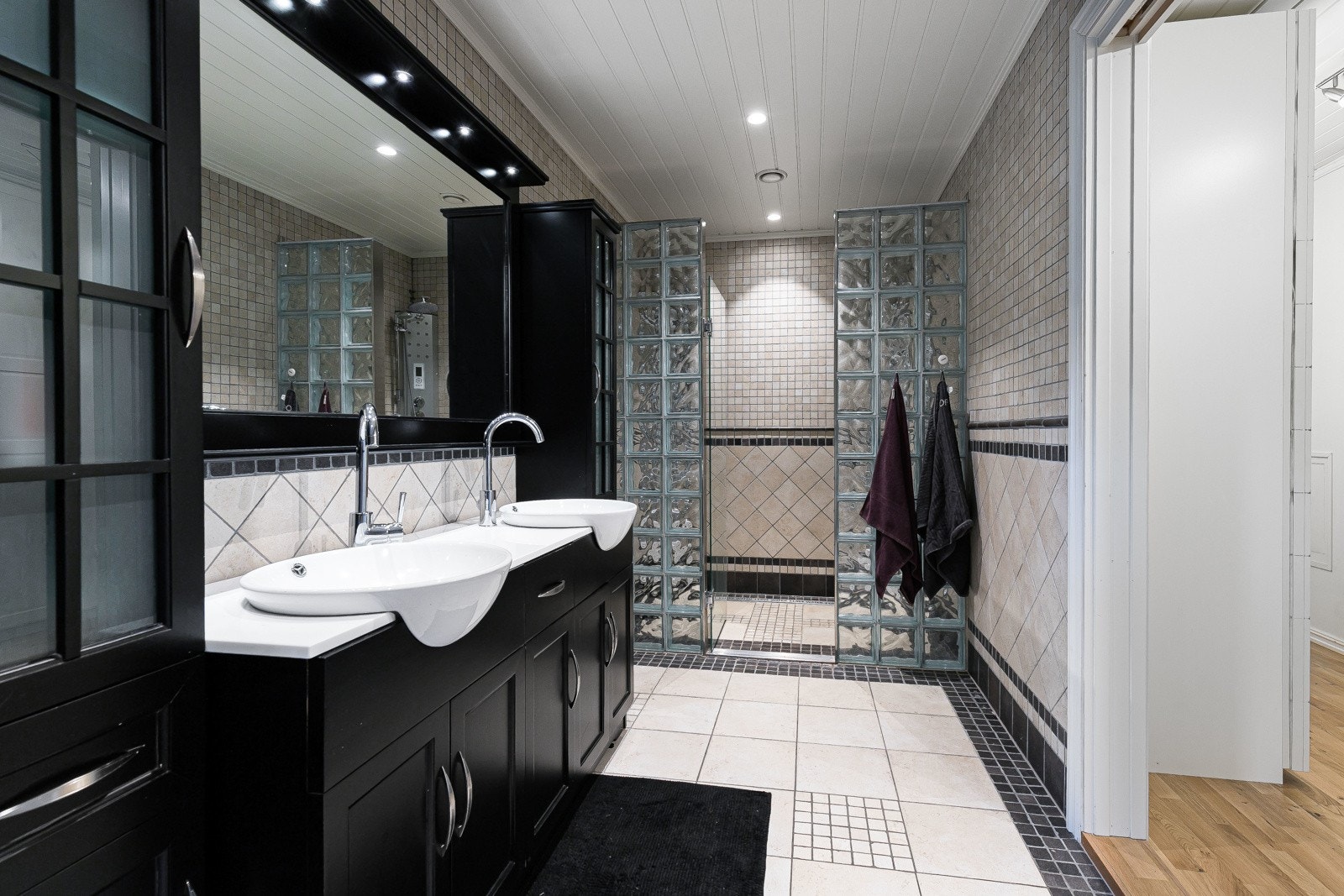 Badet i første etasje ligger i suiteløsning med hovedsoverommet og et omkledningsrom. Galleribilde