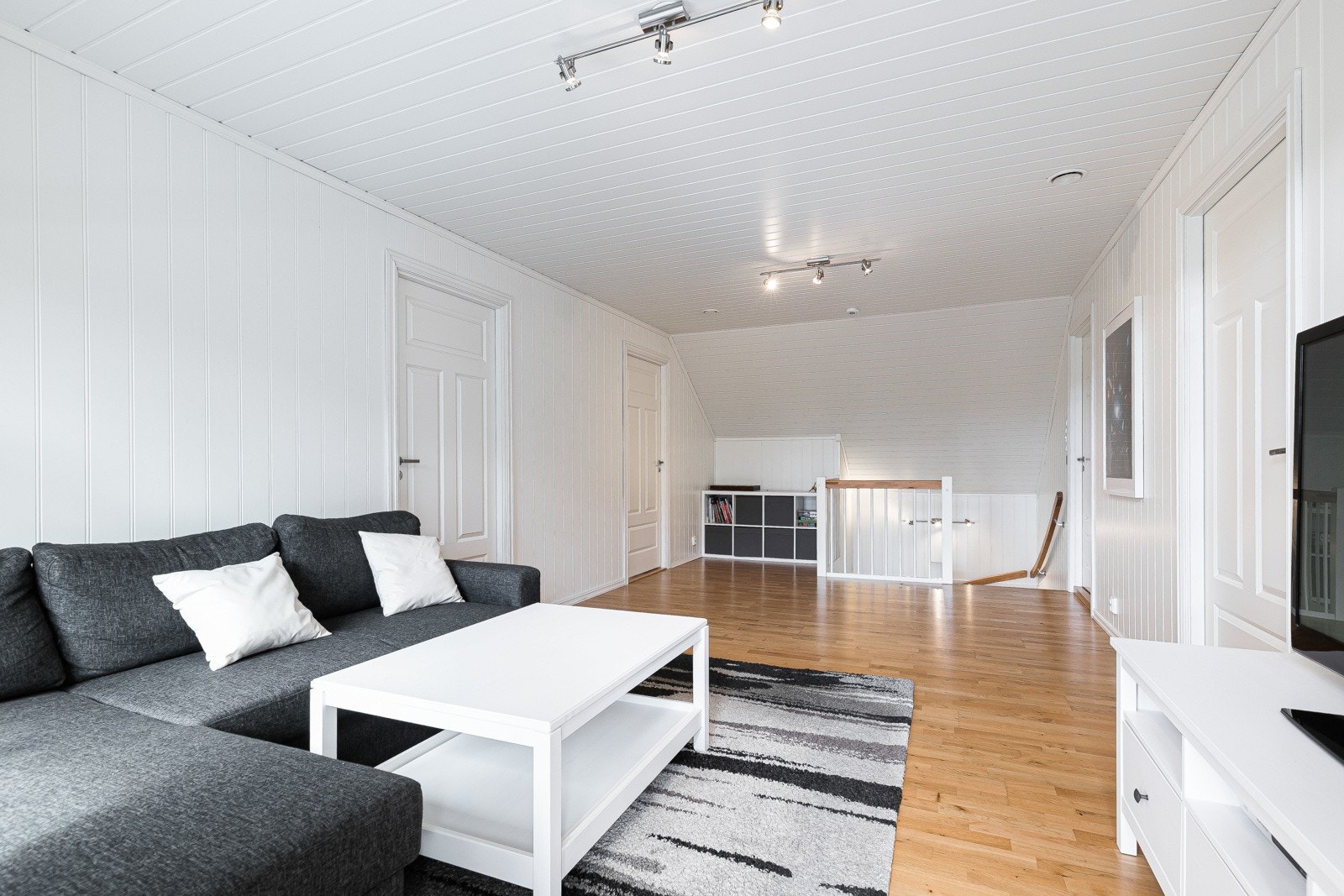 Det er plass til tv-løsning og sofagruppe, og rommet er perfekt hvis barna trenger et sted å leke eller ungdommen i huset ønsker å trekke seg litt tilbake. Galleribilde