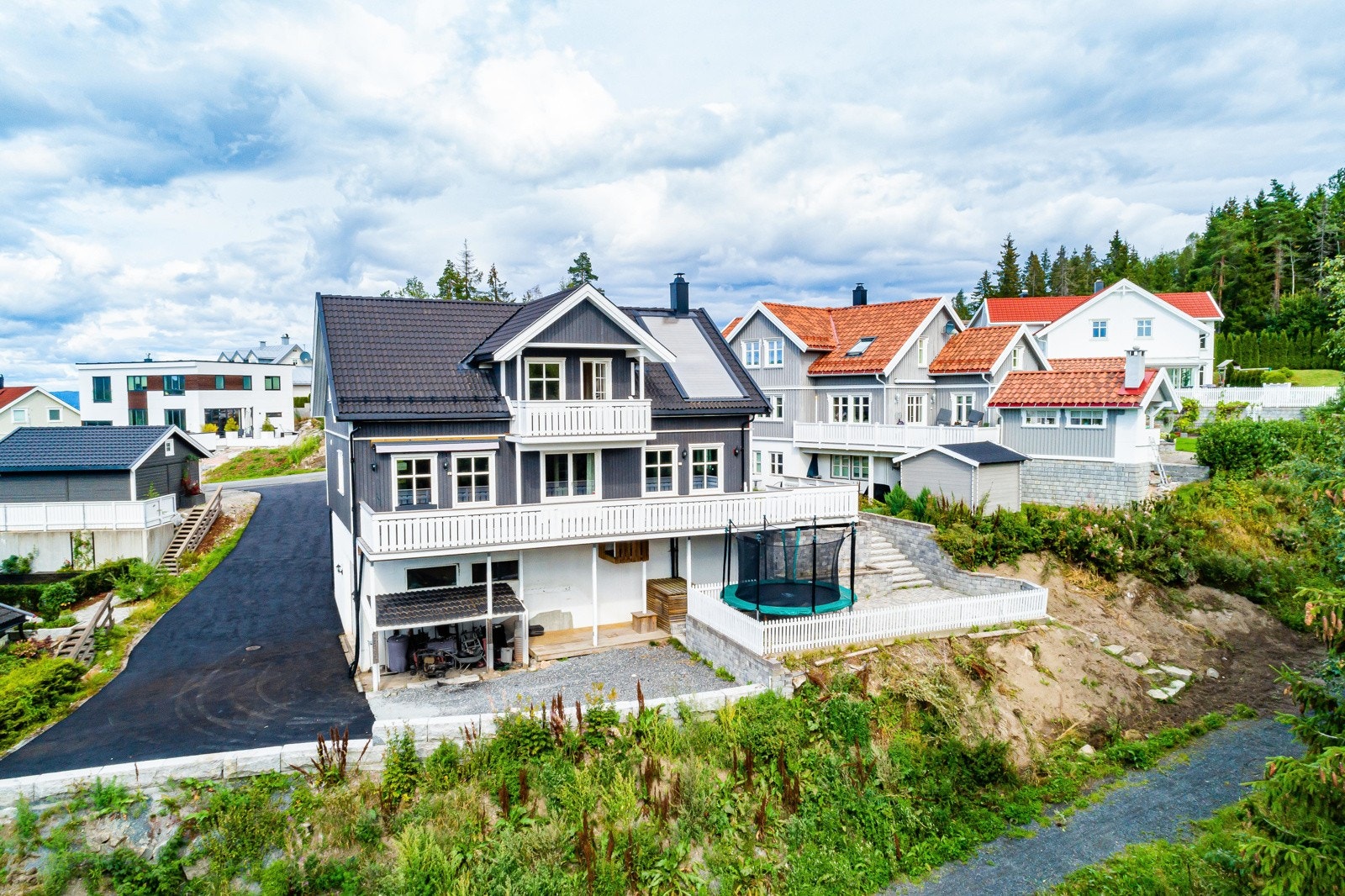 Gode solforhold kan nytes på en terrasse og på to herlige verandaer med nydelig utsikt over naturen. Galleribilde