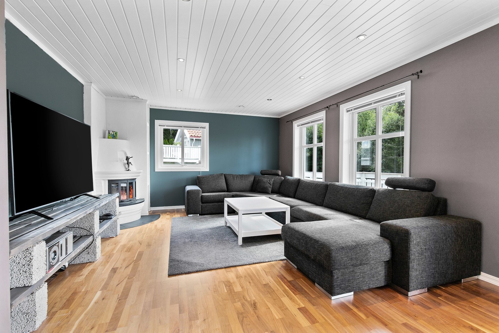 På gulvet er det parkett, mens veggflatene er malt i grått og en mørk, tidsriktig grønntone. Galleribilde