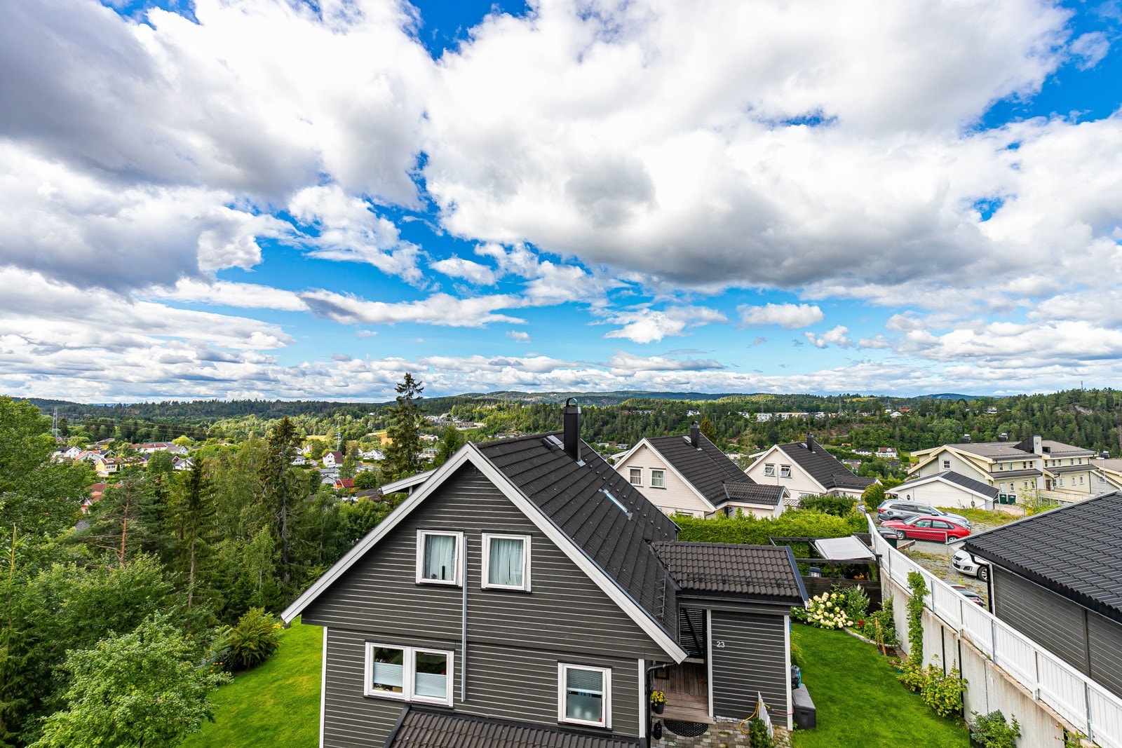 Eneboligen ligger i et rolig og barnevennlig boligområde i Bødalen. Galleribilde