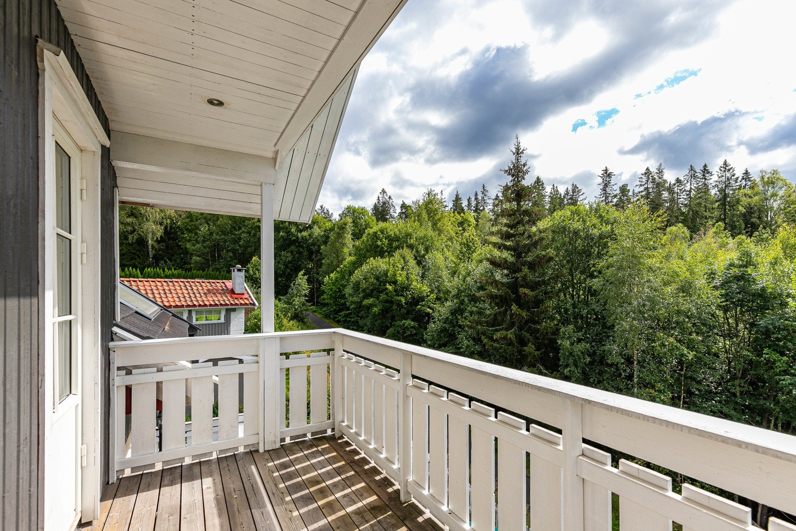 Fra balkongen er det utsikt til det naturskjønne området. Galleribilde