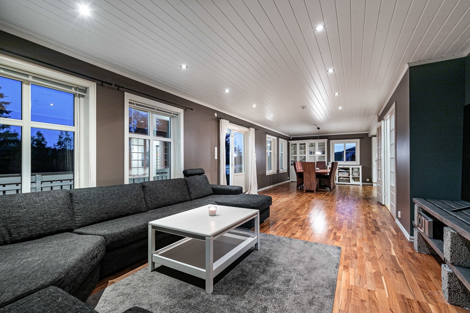 Dagslyset suppleres ypperlig av downlights i store deler av himlingen. Galleribilde