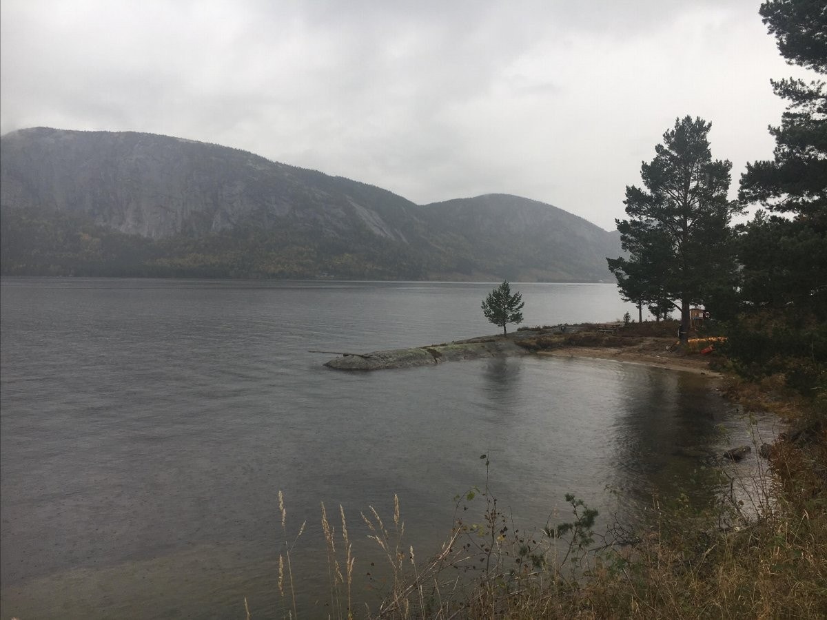 Fra boligområdet er det kort vei til Kilengsto, her finner du badestrand og stupebrett. Galleribilde