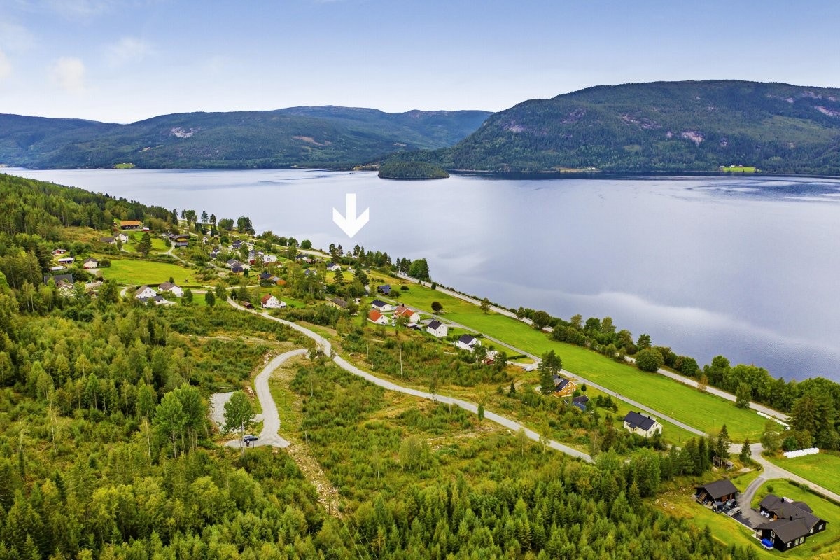 Det er fin badeplass med sandstrand og stupebrett ca. 5 min frå området. Pilen viser badeplassen, Kilengsto. Se videre på neste bilde. Galleribilde