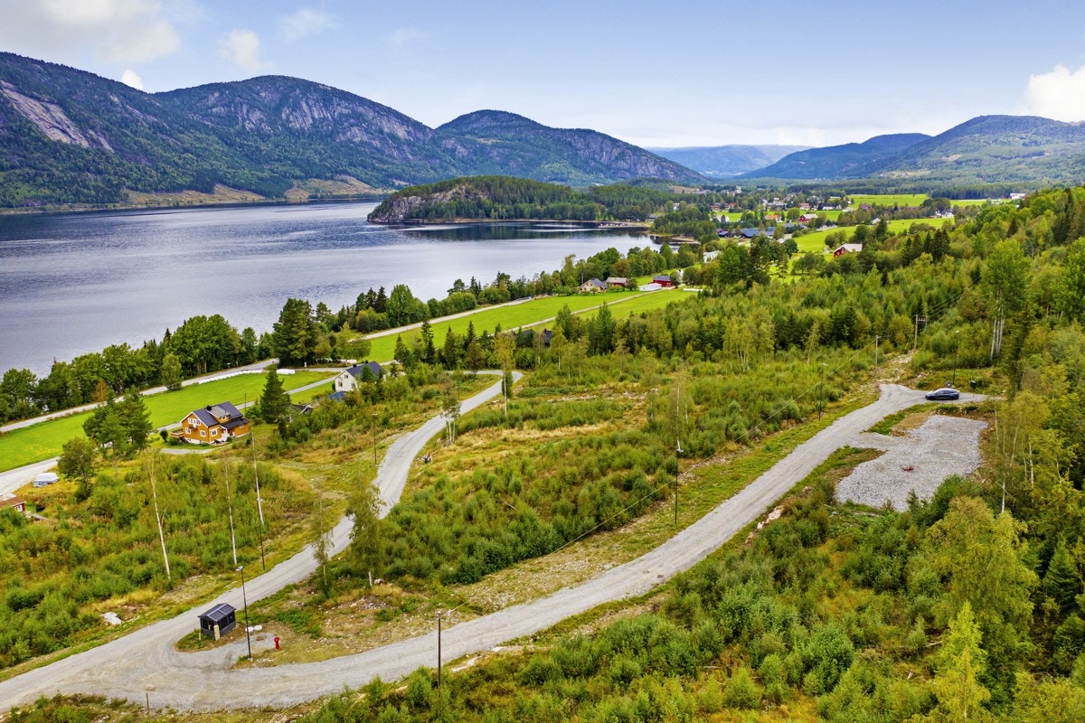 Fra boligfeltet kan man gå/sykle "gamleveg" inn til Fyresdal sentrum. Vegen har begrenset med trafikk. Galleribilde