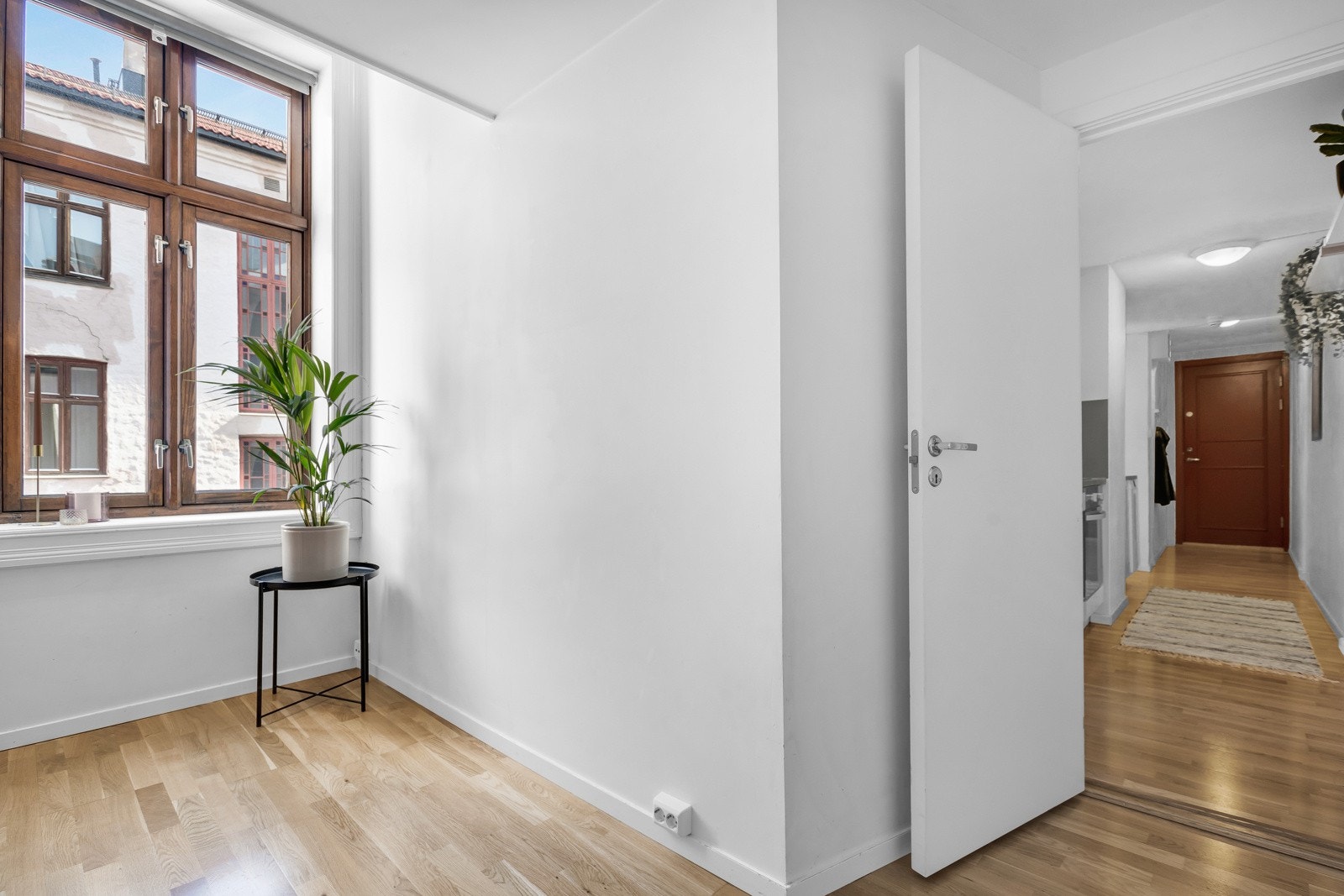 Stort vindu som slipper inn naturlig sollys. Soverommet vender mot rolig bakgård Galleribilde