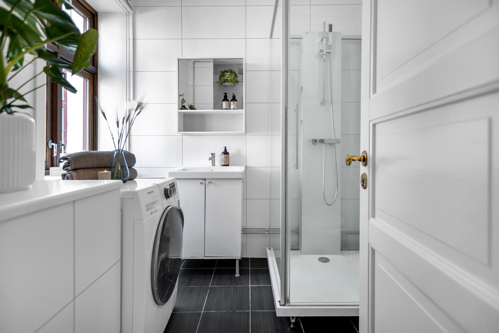 Pent flislagt baderom med opplegg for vaskemaskin Galleribilde