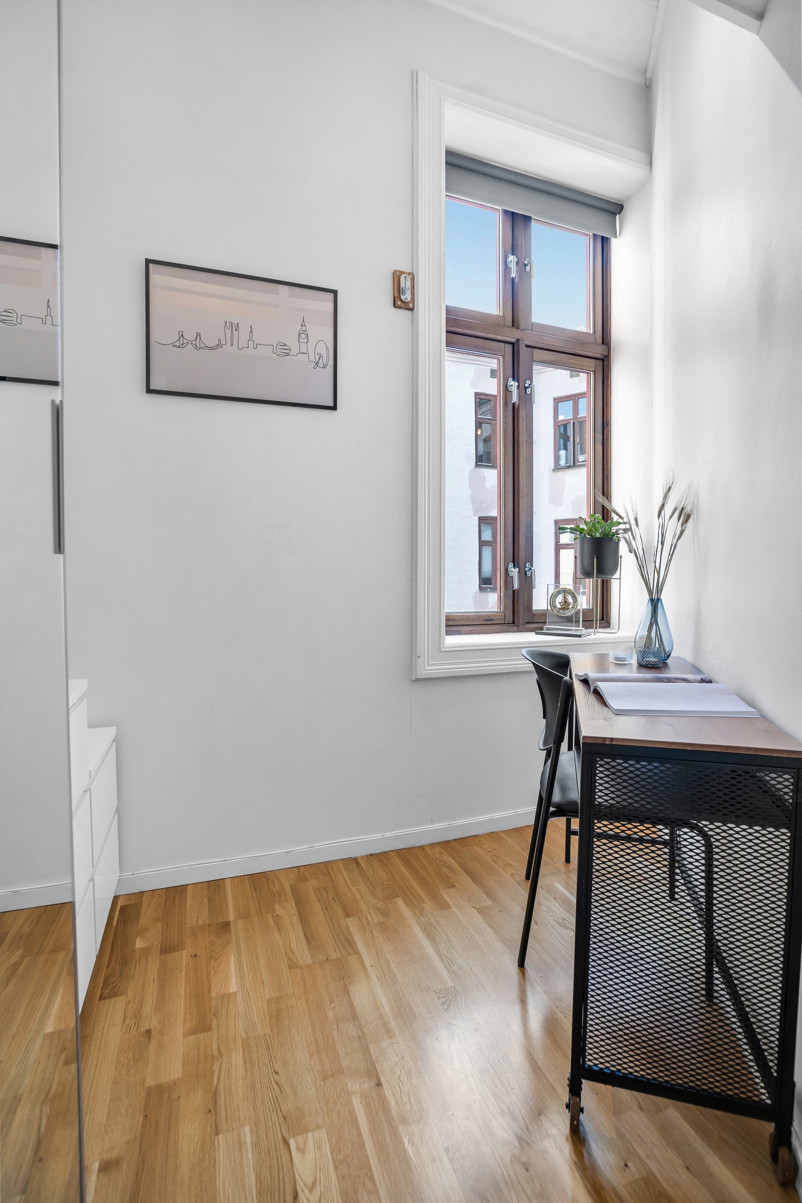 Soverom 2 med hems. Det er plass til oppbevaring av klær i garderobeskap samt plass til skrivepult Galleribilde