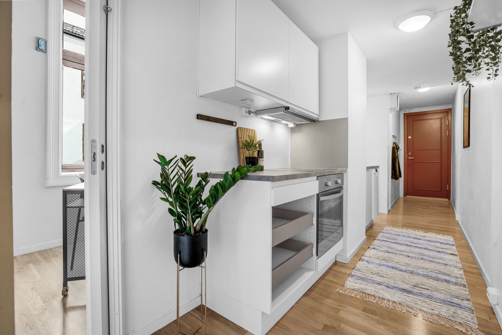 Kjøkken med hvitevarer - alt av hvitevarer medfølger salget Galleribilde