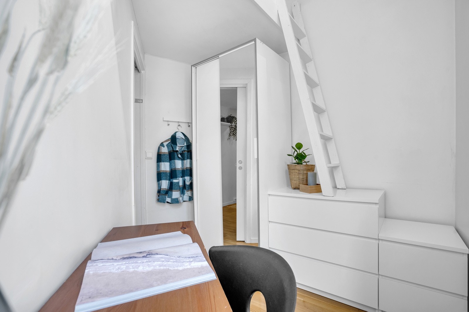 Soverom 1 med plass til sofa, tv, pult og garderobeskap Galleribilde