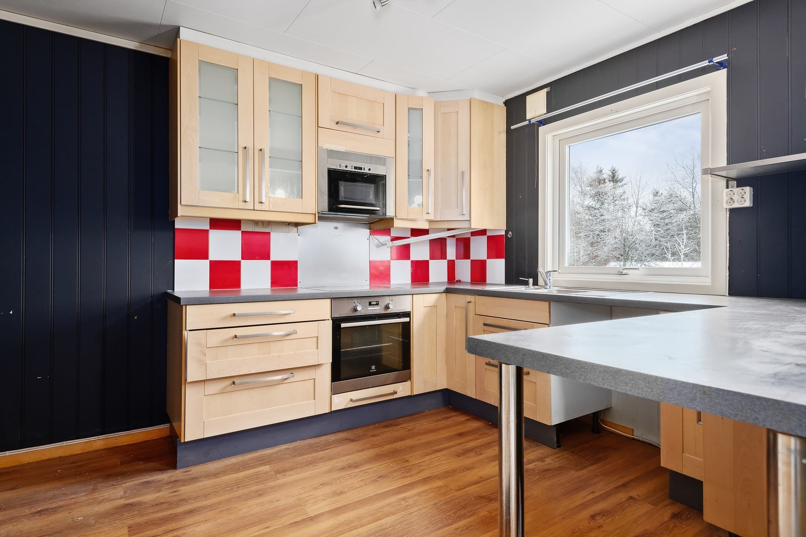 Kjøkkeninnredning fra Ikea med takhøye overskap Galleribilde