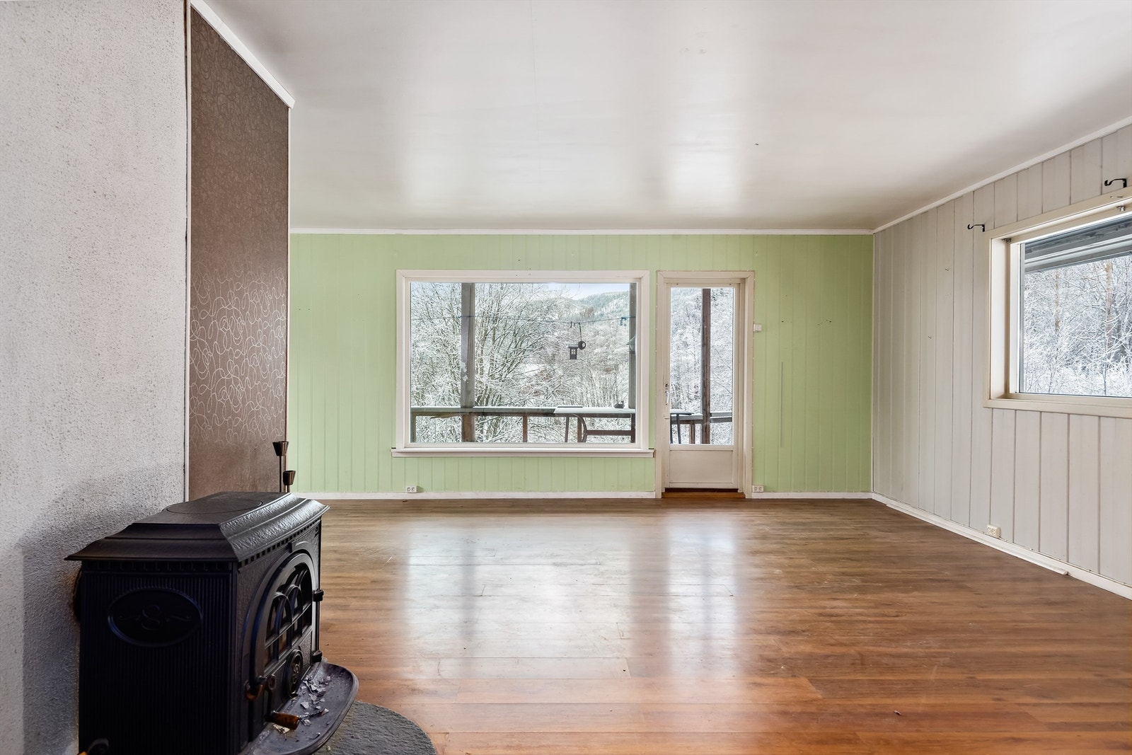 Stue med vedovn og utgang til terrasse Galleribilde