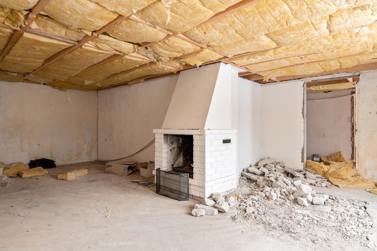 Uferdig arbeider i kjeller Galleribilde