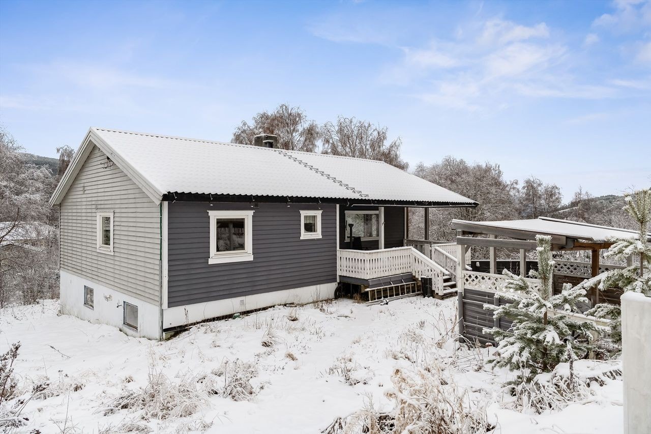 Romslig enebolig med sokkeletasje Galleribilde