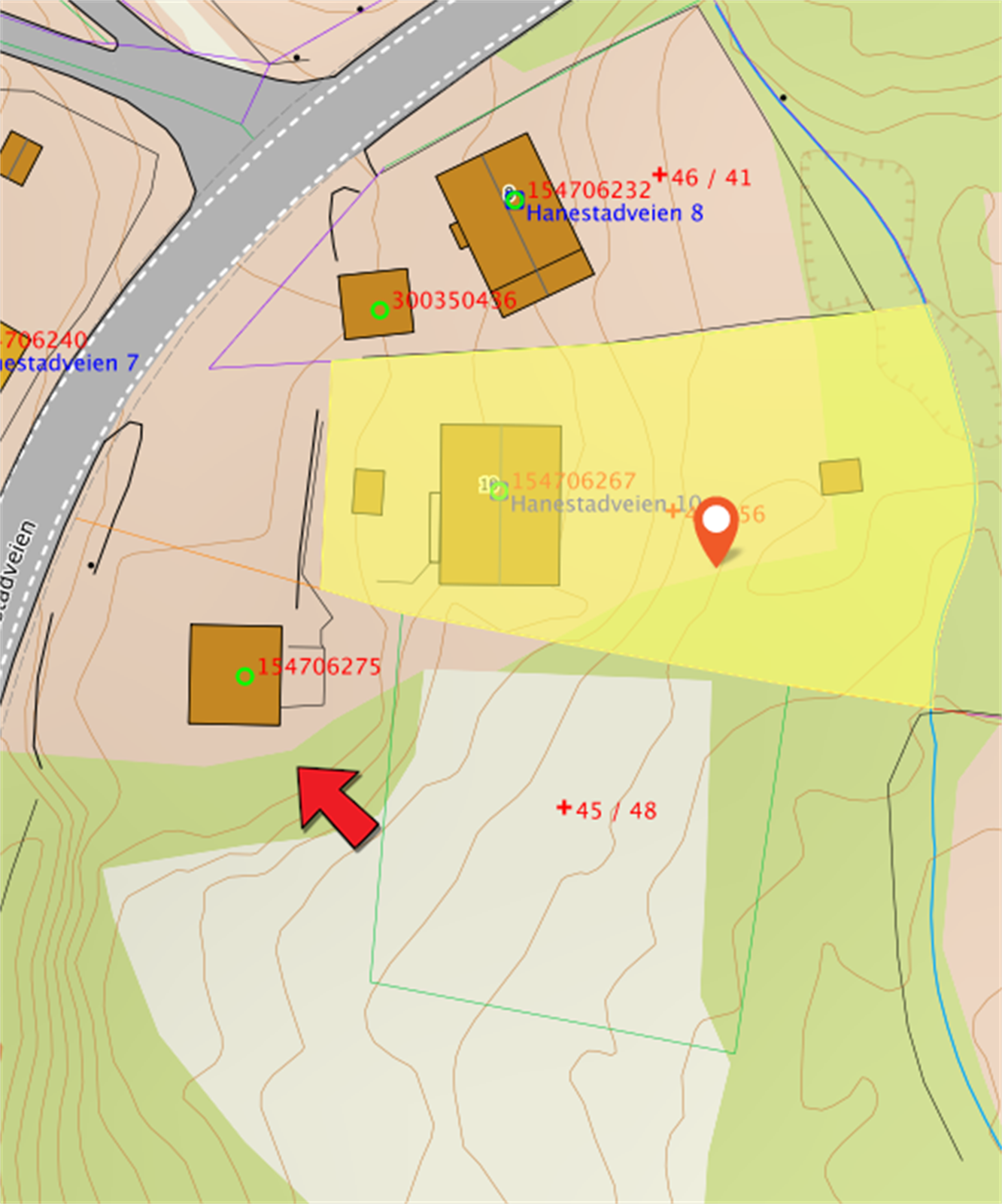 Garasje/uthus står på nabotomt med gårdsnummer 45 og bruksnummer 11. For ytterligere opplysninger, se salgsoppgaven. Galleribilde